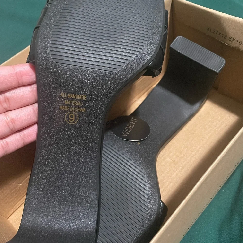 🖤 BLACK HEELS 🖤 - Picture 4 of 9